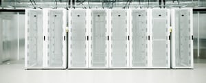 Serverracks inde i et moderne datacenter
