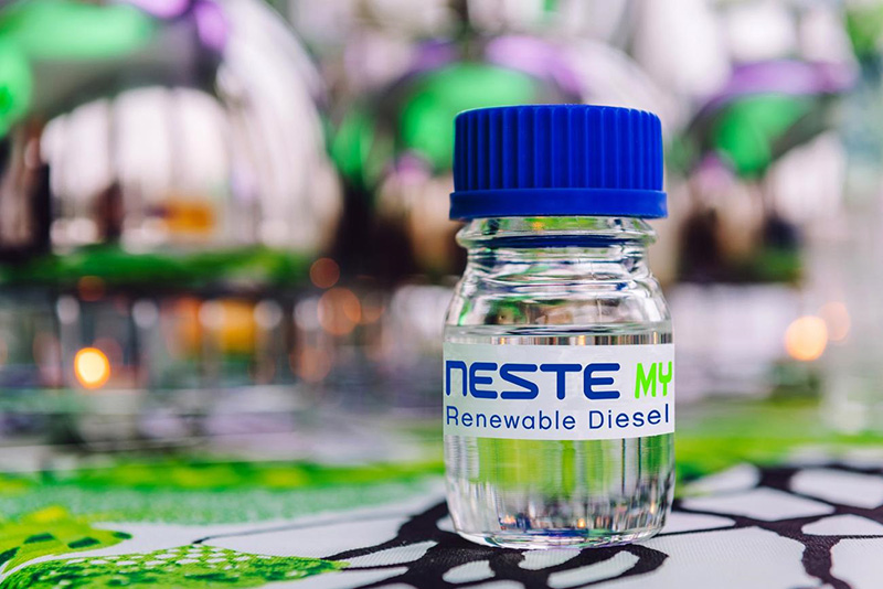 Neste MY Renewable Diesel-flaske med blå hætte på laboratoriebord. Neste MY Renewable Diesel-flaske med blå hætte på laboratoriebord.